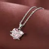 Exquisita colar com pingente em forma de coração tridimensional com pedras de zircônia coloridas, uma corrente clássica para clavícula para mulheres com um toque de luxo, disponível exclusivamente para vendas transfronteiriças
