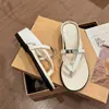 Elegantes chanclas de cuña blancas para mujer, adecuadas para usar al aire libre en verano, nuevo estilo vintage 2026, sandalias de dedo que aumentan la altura y son elegantes