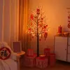 Día de Año Nuevo Decoración de Año Nuevo Escena Decoración Centro Comercial Hotel Recepción Ventana Árbol Luminoso Festivo Luz de Sobre Rojo Árbol