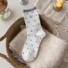 Meias femininas de algodão para outono e inverno, de cano médio, com estampa de bolinhas de ovo, em uma paleta de cores café, apresentando um design moderno color-block estilo coreano.