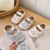Sandalias tejidas huecas para niñas con punta cerrada, nuevo estilo de verano, zapatos de princesa para niños con suela suave y moño plateado para niños pequeños