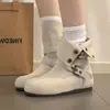 Botas femininas estilo Birkenstock retrô, conversíveis para dois looks diferentes, nova coleção outono 2026, com fivela de cinto, design interno que aumenta a altura, cinza claro, e um estilo de botinha de tornozelo moderno e ligeiramente oversized