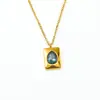 Estilo Francés Ins Nicho Lujo Ligero Cuadrado Marca Collar Colgante de Diamantes Caídos para Mujer Todo Fósforo Acero de Titanio de Alta Calidad Chapado en Oro Venta Directa