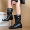Botas de Moda Estilizadoras de Punta Cuadrada para Mujer Botas de Doble Uso Calzado Exterior Botas de Jinete Fruncidas Remaches Versátiles para Pierna de Pantalón Desmontables Nuevo Estilo 2026