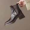Outono/Inverno 2026 Novas Botas de Combate Retrô com Salto Grosso e Solado Espesso para Mulheres Baixas Botas Elásticas Afuniladas com Salto Grosso Botas Chelsea