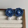Brincos de Tarraxa Simples Doces da Moda com Pingente de Flor Pérola em Tecido Jeans Agulha de Prata Versátil Nicho Temperamento