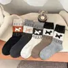 Calcetines de otoño e invierno estilo retro coreano con forro polar estilo japonés cálidos y acogedores con estampado de perro de dibujos animados y bloques de color hasta la mitad de la pantorrilla para mujer