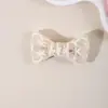 O novo acessório de cabelo infantil transfronteiriço da Amazon é um requintado grampo de cabelo de laço para meninas, adequado para franjas laterais e como ornamento de cabelo.