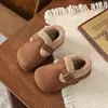 Sapatos Birkenstock infantis 2026 Outono/Inverno novo estilo sapatos de algodão quentinhos de pelúcia para meninas sapatos slip-on peludos para meninos