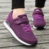 Sapatos Femininos para Idosos Primavera Nova Loja Principal Genuíno Antiderrapante Solado Macio Malha Sapatos de Mãe Antiderrapante Sapatos de Caminhada para Pessoas de Meia-Idade e Idosos