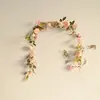 Rosas Simuladas, Flores Silvestres Pequenas, Trepadeiras, Flores Artificiais e Plantas Verdes, Tubos de Ar Condicionado Internos Enrolados em Arcos de Casamento para Decoração Atacado