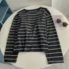Camiseta Feminina de Manga Longa com Gola Retro Coreana Bordada em Contraste com Listras de Pinguim e Pelo de Coelho Roupas para Camada Interna Outono e Inverno