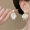 Aretes Retro Franceses de Pétalos de Perla, Aretes de Flor Blanca de Gama Alta de Nicho, Aretes de Estilo Ligero de Lujo y Suave al por Mayor