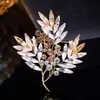 Broche de Flor de Glicinia de Cristal Degradado Lujo Ligero Sensación de Gama Alta Pin de Ramillete Elegante y Lujoso Accesorio Versátil para Abrigo Traje