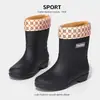 Botas de lluvia cortas, de caña baja, moldeadas por inyección para estudiantes, impermeables, ligeras, de invierno, modernas, antideslizantes, con forro de polar y duraderas