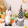 Amazon nueva decoración de Pascua muñeco sin rostro cuadros blanco y negro conejo de peluche sosteniendo rábano pareja adornos de gnomo