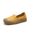 Sapatos mãe de couro de primeira camada, cabedal macio e sola macia, sapatos casuais versáteis, scarpins rasos confortáveis de bico redondo para mulheres de meia-idade