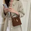 Bolsa de alta qualidade com textura tecida fosca retrô 2026 nova bolsa transversal feminina versátil bolsa de mão estilo balde