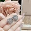 Pulsera y anillo con incrustaciones de circonitas y flores bañadas en oro de 18 quilates estilo Chanel.