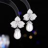 Luxo Leve, Design Sofisticado, Brincos de Cobre com Zircônias Microincrustadas, Formato de Pétala, Pérolas em Formato de Gota, Elegantes Brincos com Pino de Prata S925