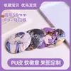 Insignia de Hojalata con Forma de Barra de PU Se Puede Personalizar con Insignia de Cuero Suave Pellizcable Día del Anime Fondo del Valle Insignia Personalizada con Forma de Barra Personalización