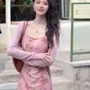 Vestido com Suspensório Floral Novo 2025 para Mulheres, Estilo Francês para Início do Outono, Elegante e de Alta Qualidade, Cinto na Cintura, Cardigã Emagrecedor Conjunto de Duas Peças