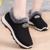 Sapatos de algodão femininos de inverno forrados de lã de meia-idade e idosos com fundo de montanhismo espesso Sapatos de algodão quente Botas de neve planas deslizantes