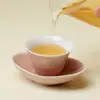 Ino Kuisong Conjunto de Porta-Copos para Xícara de Chá Vermelho Feijão Claro Jingdezhen Esmalte de Cor Única Rosa Fumaça Xícara para Degustação de Chá Porta-Copo Anti-Escaldante Xícara de Chá