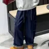 Roupa da moda e estilosa para primavera/outono para meninas: um conjunto de duas peças apresentando uma blusa de moletom com gola e estampa de desenho animado e calças jeans estilo workwear