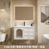Sencillo tocador de baño rústico estilo francés, que incluye un mueble para lavabo y lavabo integrado
