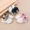 Zapatos deportivos para niños con parte superior de cuero, modelos populares de primavera y otoño, zapatos para bebés para niños y niñas, zapatillas casuales antideslizantes para correr para niños, disponibles para venta al por mayor