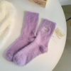Meias de veludo de mink novas para Outono e Inverno meias femininas de comprimento médio para a panturrilha bordado de rosto sorridente forradas com fleece grossas quentes à prova de frio meias para pós-parto meias-calças