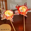 Linternas del Día Nacional y Festival de Medio Otoño 2026 Modelo Nuevo Molinillo de Viento Giratorio Kit de Materiales Hechos a Mano para Niños Linternas de Flores