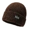 Novo gorro de inverno masculino quente de tricô, forrado com fleece e espesso, gorro pullover à prova de frio para atividades ao ar livre, gorro de tricô com topo redondo e letra