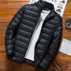 Jaqueta Masculina Nova de Inverno Leve com Penas e Algodão Acolchoada Curta Gola Vertical Estilo Coreano Slim-fit Ultra-fina Jaqueta Casaco Plus Size