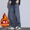 Calças jeans masculinas com forro de fleece, espessadas, novo estilo outono/inverno, retro americano, corte solto, perna reta, elásticas, duráveis e casuais, calças compridas
