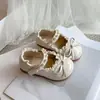 Sapatos de princesa para meninas, nova coleção de verão 2026, sapatos pequenos de couro para crianças, sapatilhas macias com sola de pérolas para bebês e meninas jovens