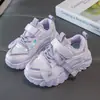 Tênis Esportivo Infantil Feminino Outono 2026 Novo Estilo Tênis de Corrida Estilo Pai Malha Fashion para Crianças de Meia-Idade e Grandes Solado Macio Calçados Casuais