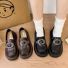 Mocasines de suela gruesa con hebilla metálica para mujer, nuevo otoño, sin cordones, a la moda, para ir al trabajo, estilo británico, zapatos pequeños de cuero