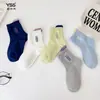 Calcetines infantiles Yishuangshuang, nueva colección otoño/invierno, de rayas verticales, con letras, de media pantorrilla, hechos con algodón peinado, para niños, con detalles de color contrastante