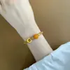 Pulseira Dourada com Pingente da Sorte, Versátil e Elegante, Apresentando Contas Imitando Jade na Cor Açúcar Claro