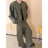 Conjunto de moda versátil e unissex: jaqueta curta e larga de outono com design de costura externa aparente, sem gola, e calça comprida casual