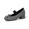 Sapatos de Salto Grosso Peludos com Tira no Tornozelo e Laço que Aumentam a Altura em 7cm para Mulheres 2025 Novo Estilo Retrô Suede Bico Redondo Sapatos Individuais