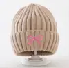Novos Chapéus Infantis para Mulheres no Outono e Inverno Chapéus Quentes com Proteção para Orelhas de Bebê para Recém-Nascidos e Crianças Pequenas Chapéus de Tricô com Laço Fofo Tendência