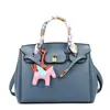Bolso de Mano Transfronterizo con Patrón de Lichi Imitación, Bolso de Platino de Alta Gama Nuevo, Bolso Cruzado Sencillo y Versátil para el Trabajo con Colgante de Caballo