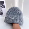Gorro de Lana Cálido de Moda con Letra Bordada para Mujer Invierno Versátil Informal Gorro de Punto a Crochet a Prueba de Frío a Prueba de Viento Gorro de Poner Gorro Frío