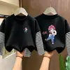 Camiseta de manga larga de algodón puro a rayas y retazos para niñas, nuevo estilo otoño 2026, corte holgado, adecuada para niños medianos y mayores, ropa de otoño, prenda interior para niñas