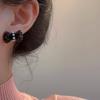Nuevos y exclusivos pendientes de perlas con lazo para mujer, temperamento femenino, diseño de nicho de alta gama, pendientes de viento frío que combinan con todo para mujer
