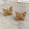 Pendientes de botón de mariposa huecos 3D de aguja plateada Sentido de diseño de nicho Pendientes elegantes Retro Lujo Ligero Sensación de Alta Gama Pendiente para el Trabajo