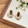 Brincos de Tarraxa Redondos com Zircônia Banhados a Ouro 14K Real Olho de Tigre Estilo Retro Merade Brincos Joia de Orelha com Toque de Luxo Leve